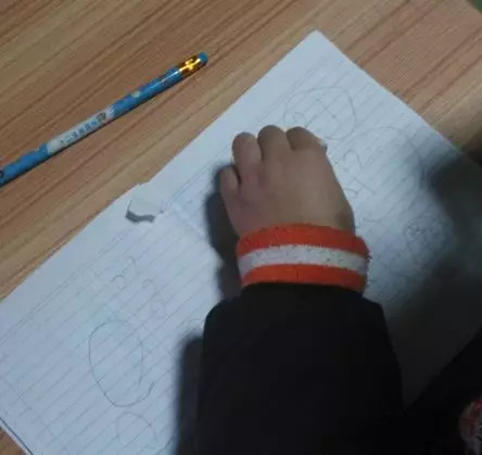 想知道孩子在校表現(xiàn)怎么樣？不用問(wèn)老師，翻翻作業(yè)本就知道啦