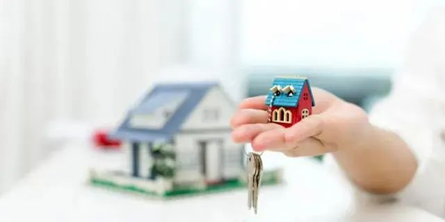 別人看房，你也在看房；別人交定金了，你還在看；別人準(zhǔn)備換房了，你還在看...