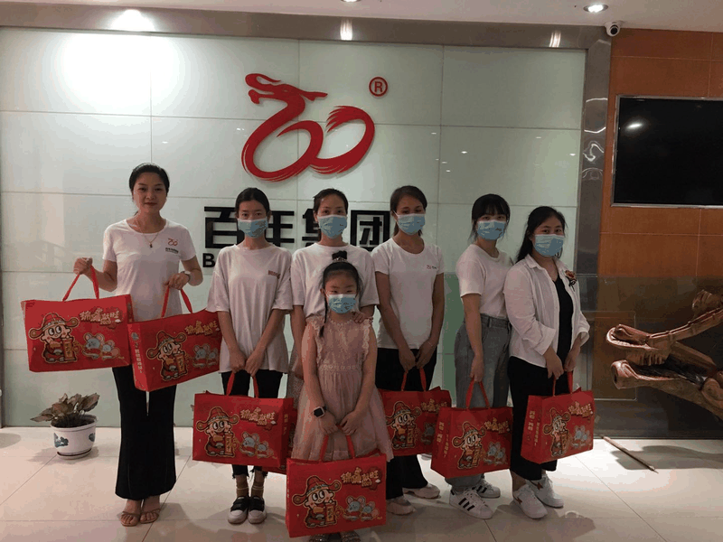 百年集團為員工子女發(fā)放“六一”禮物，祝愿所有的孩子兒童節(jié)快樂！