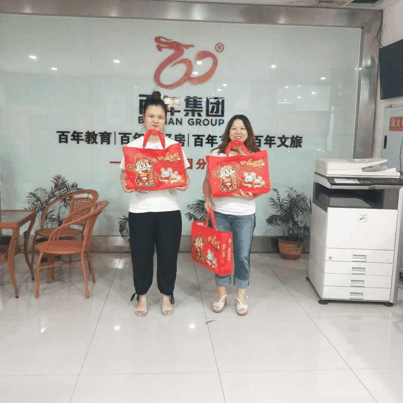 百年集團為員工子女發(fā)放“六一”禮物，祝愿所有的孩子兒童節(jié)快樂！