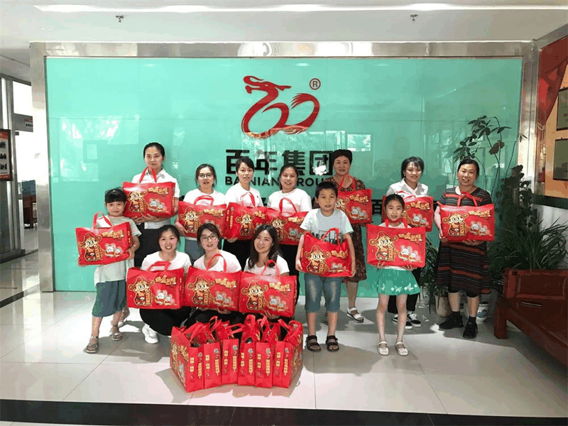 百年集團為員工子女發(fā)放“六一”禮物，祝愿所有的孩子兒童節(jié)快樂！