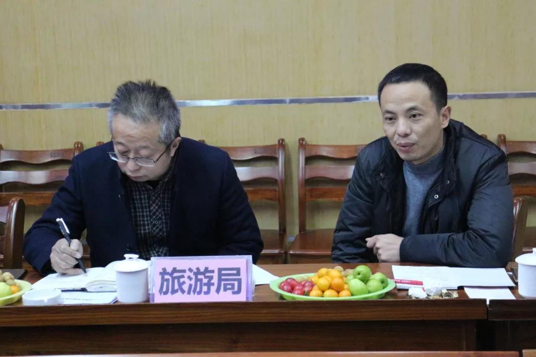 熱烈歡迎太白街道辦事處譚方培書記一行蒞臨百年集團指導(dǎo)工作！